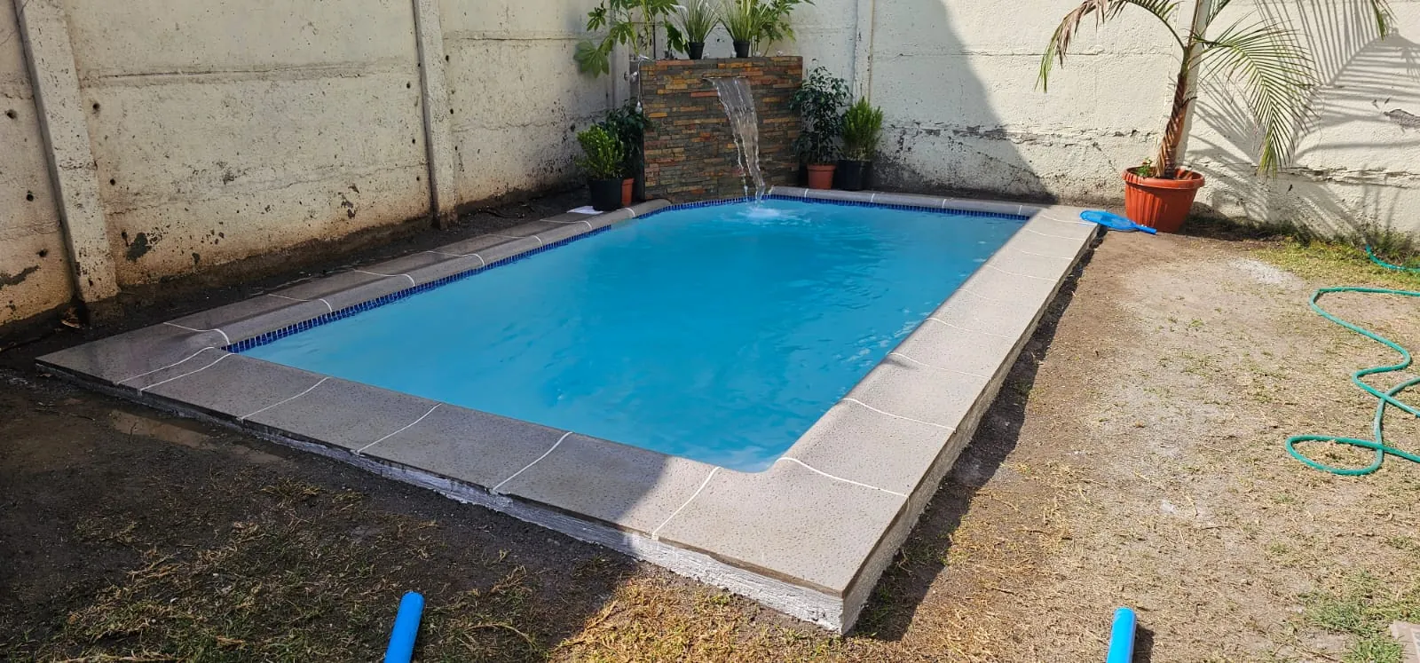Construcción de piscina en proceso: revestimiento y terminaciones, obra Smartpiscinas en Santiago