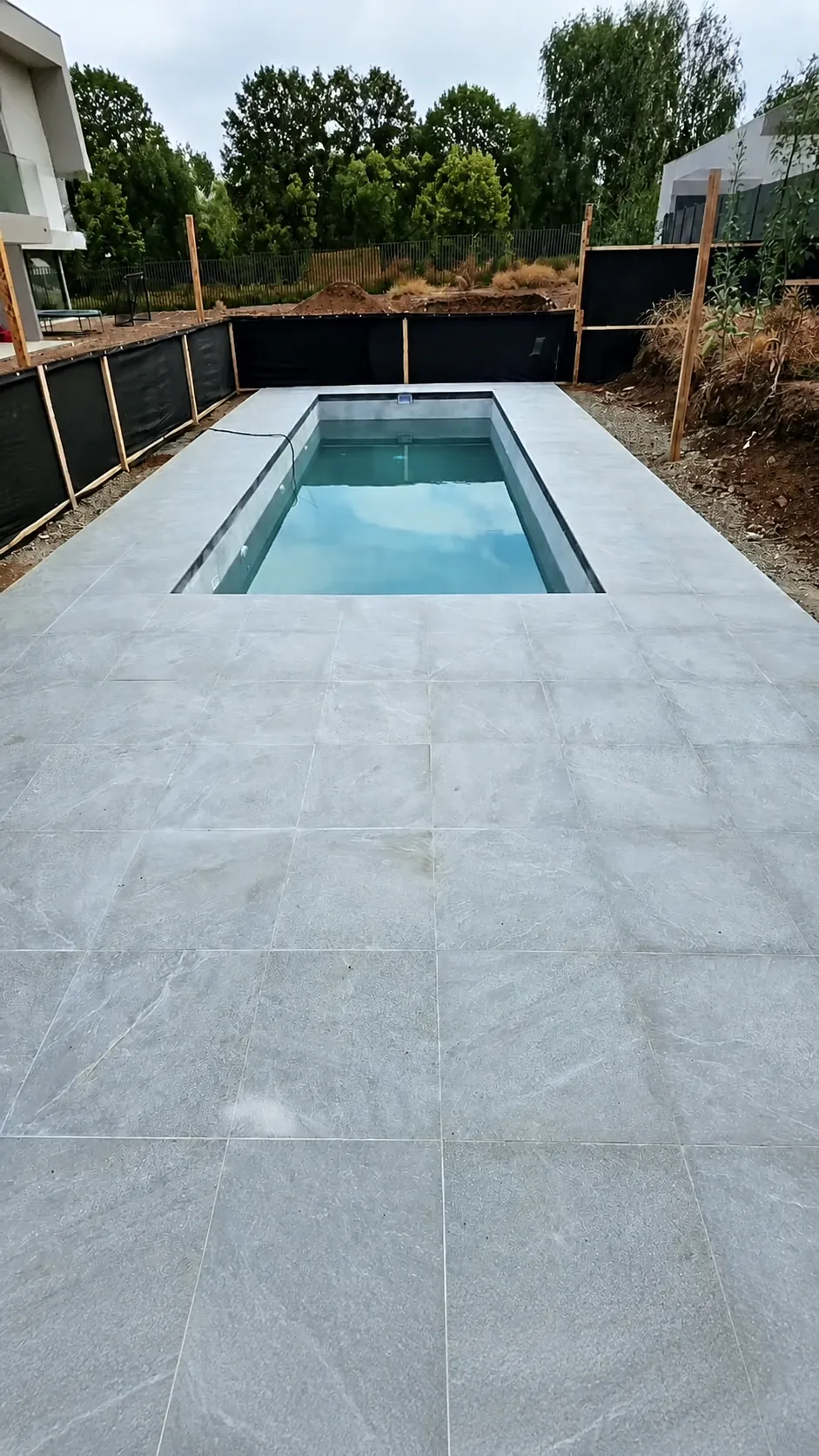 Piscina familiar de patio terminada, construcción de piscinas residenciales Smartpiscinas