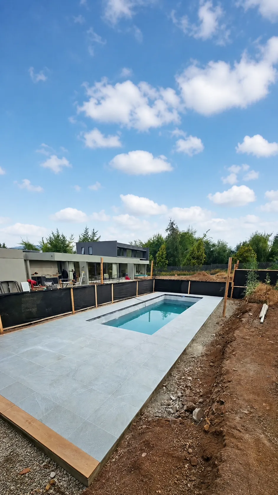 Piscina premium con amplio deck de hormigón, construcción de piscinas a medida Smartpiscinas