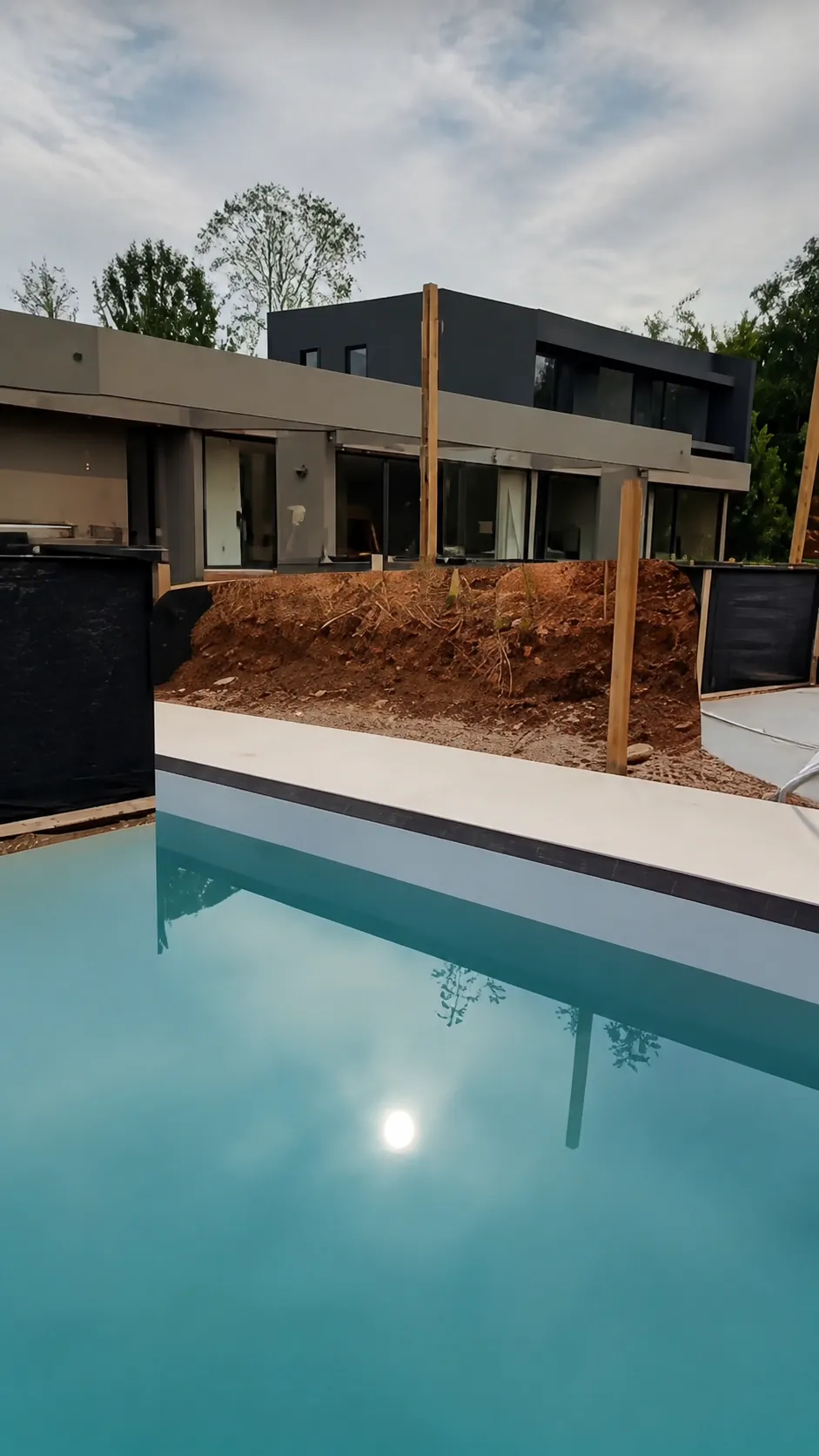 Piscina de borde infinito con rebalse, construcción de piscinas infinity premium Smartpiscinas