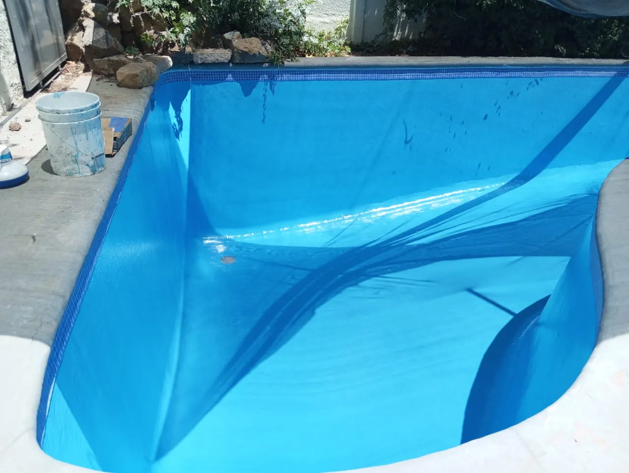 Aplicación de pintura para piscina sobre sistema de fibra de vidrio