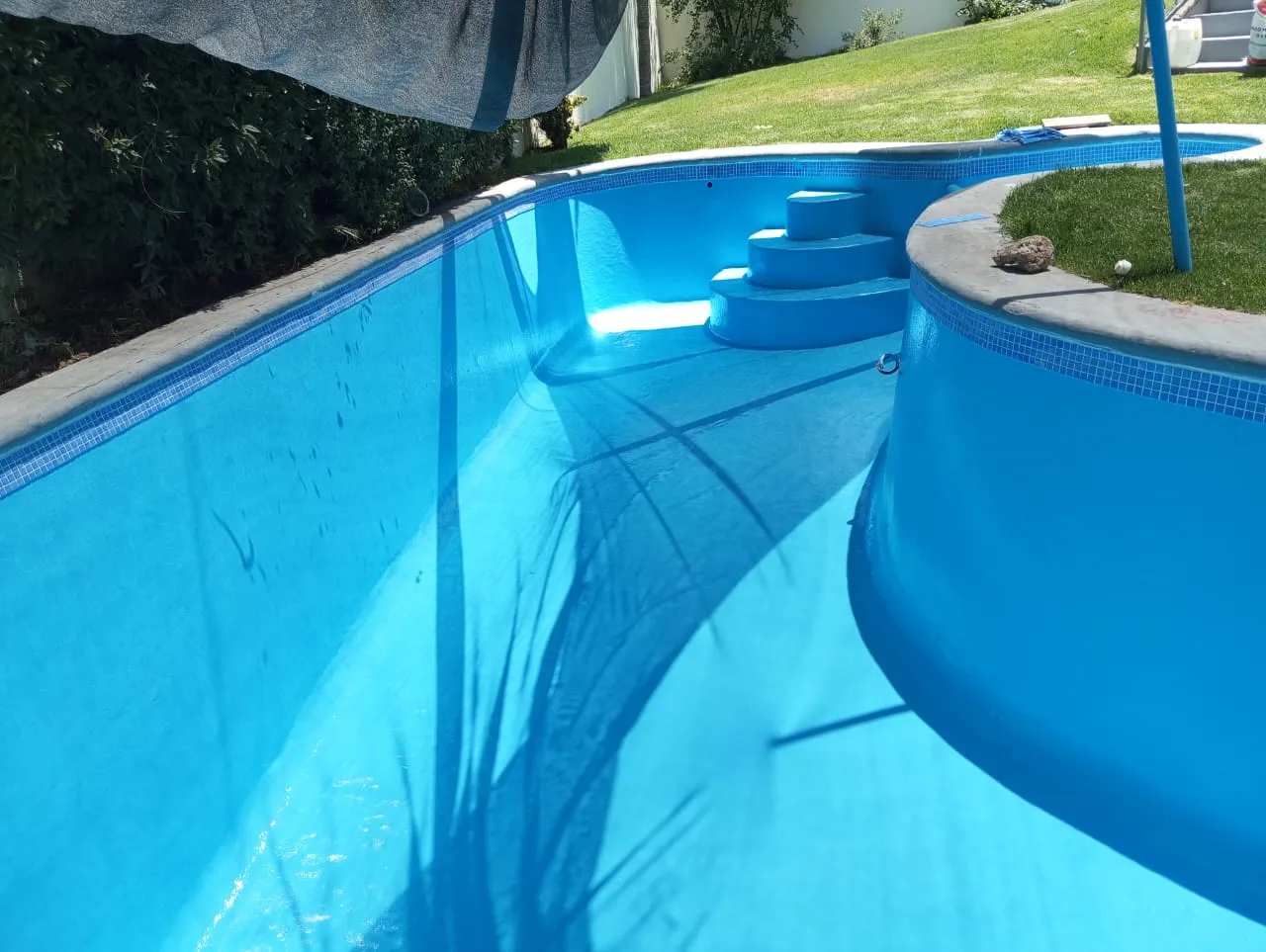 Terminación azul en piscina de hormigón con fibra de vidrio