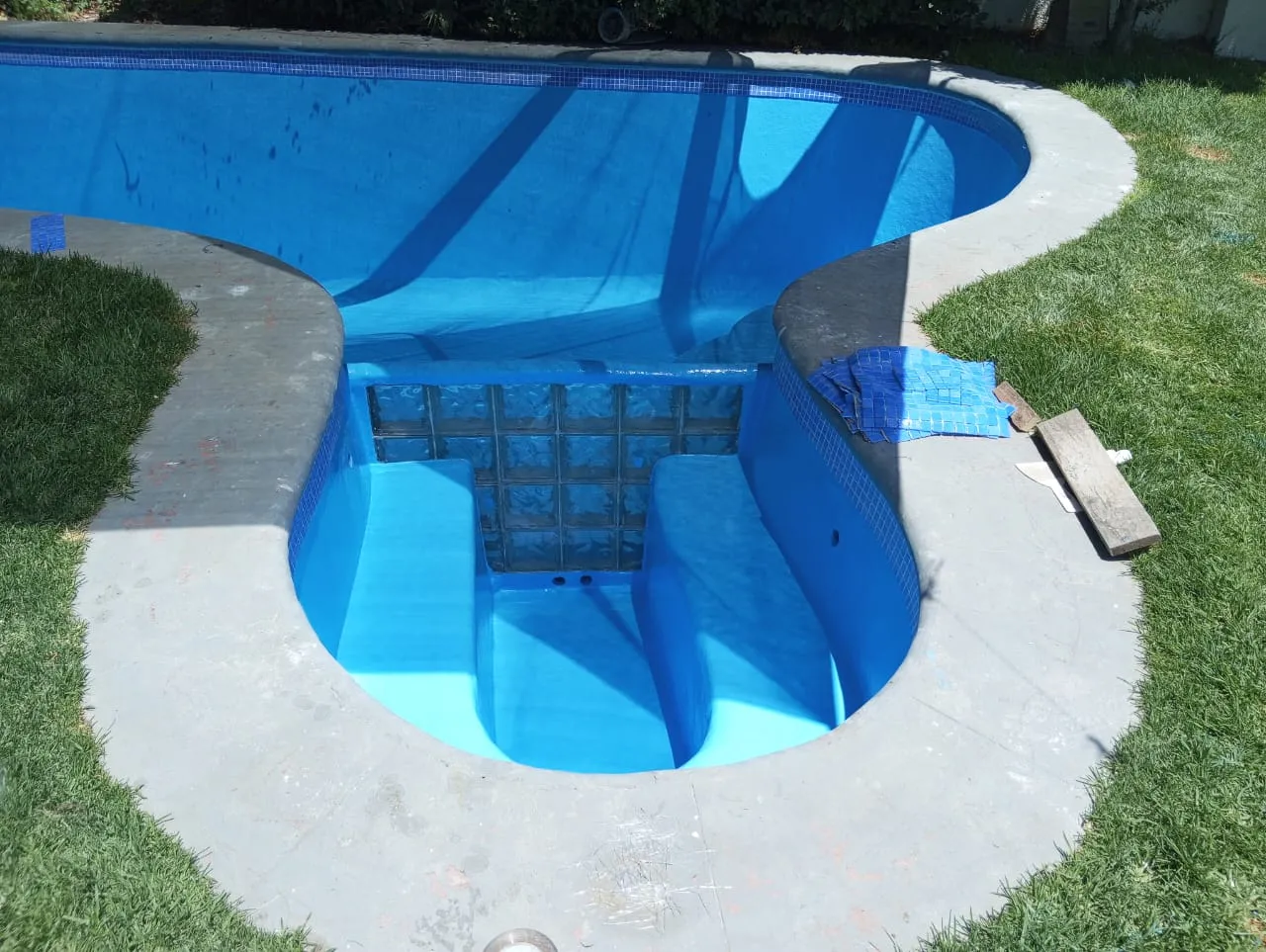 Detalle de escalones reparados con fibra de vidrio y pintura