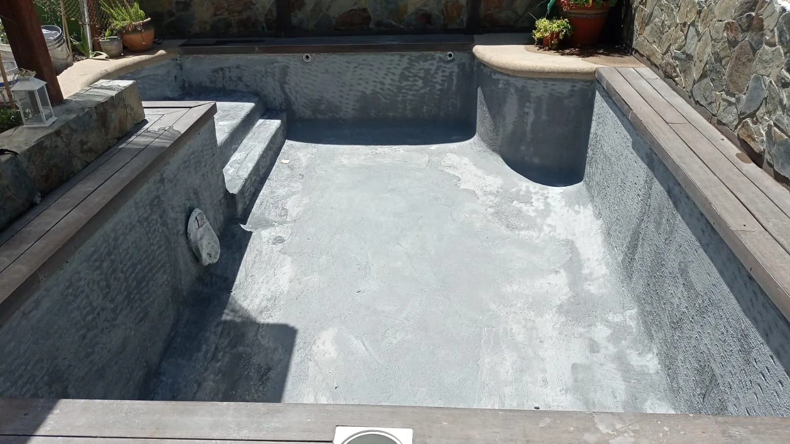 Preparación de piscina con puente adherente