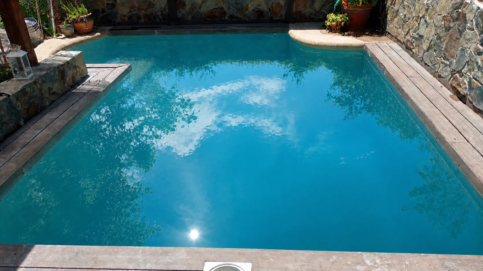 Resultado esperado del revestimiento de piscina con agua cristalina