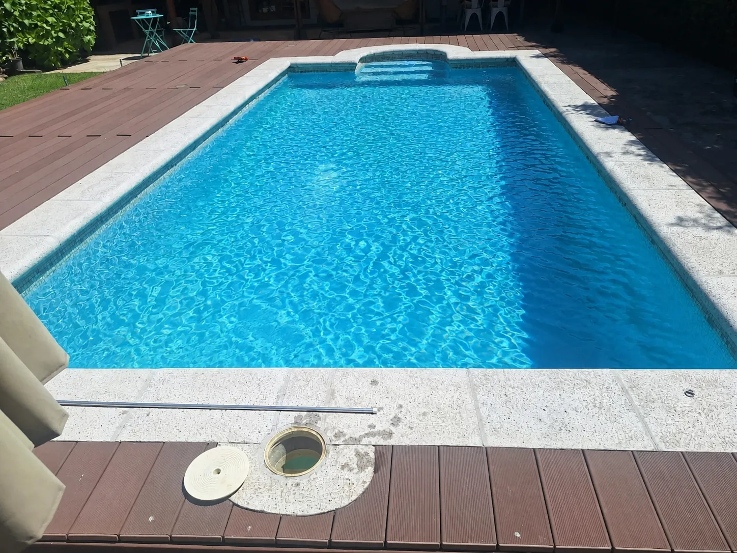 Simulación referencial de piscina con agua cristalina después de mantención