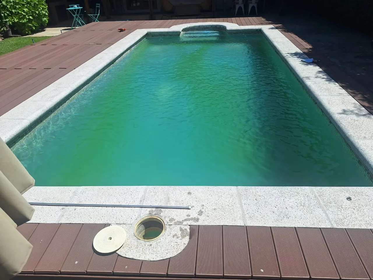Piscina con agua verde antes de un tratamiento de recuperación