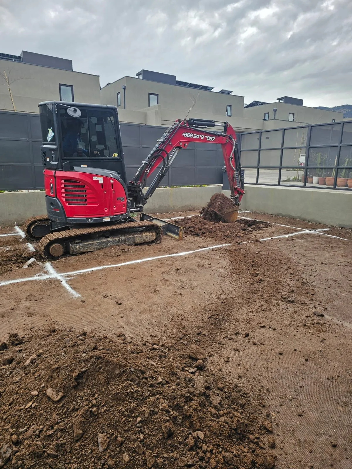 Excavación inicial para la construcción de una piscina de hormigón
