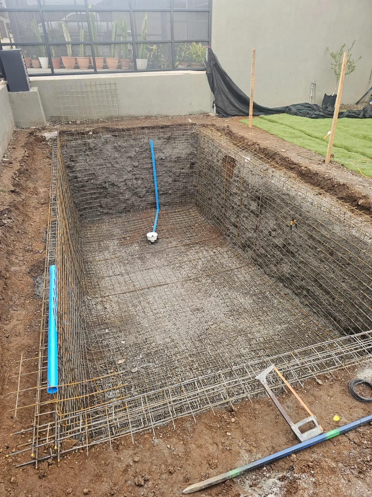 Enfierradura y preparación estructural de piscina en construcción
