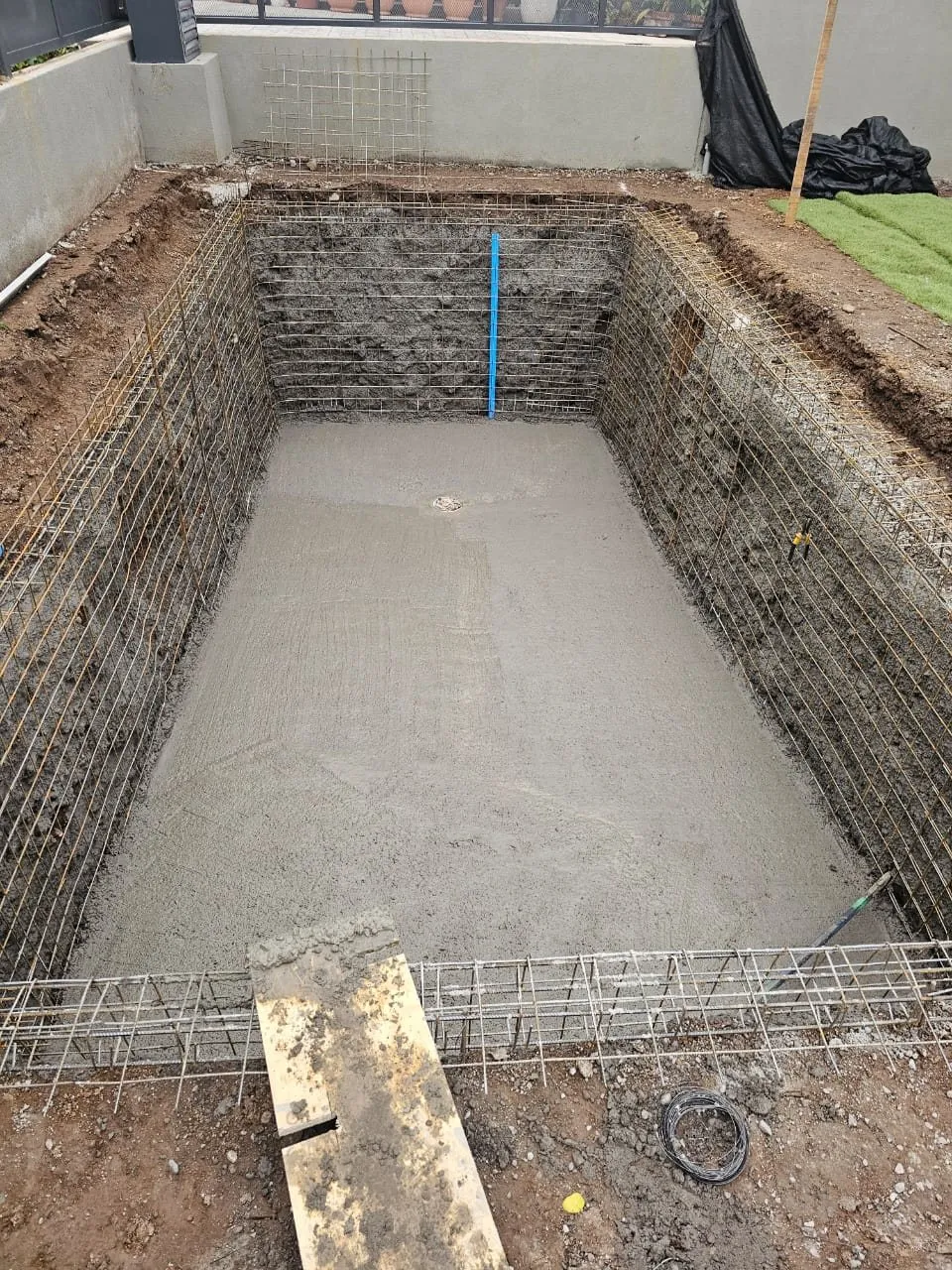Hormigonado de la base de una piscina construida a medida