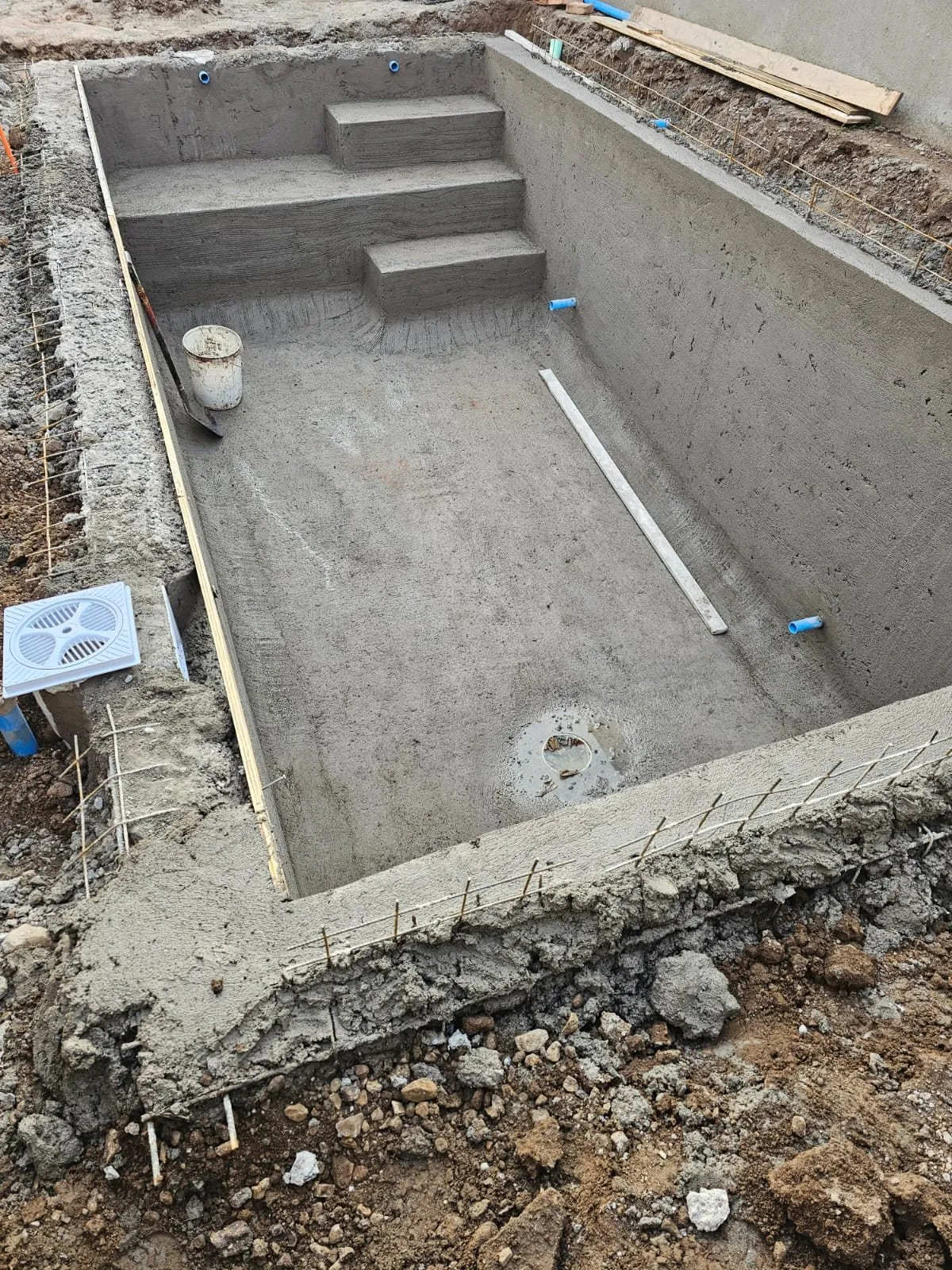 Estructura de hormigón de piscina residencial en obra