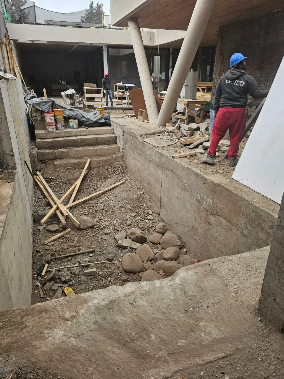 Construcción de piscina larga con diseño personalizado
