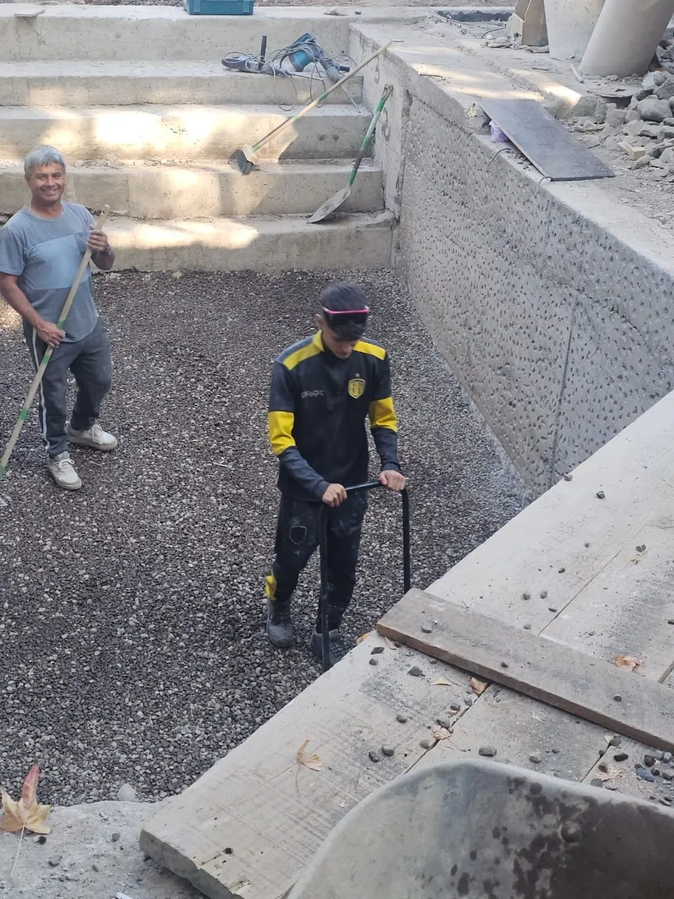 Preparación de base y muros para piscina de hormigón