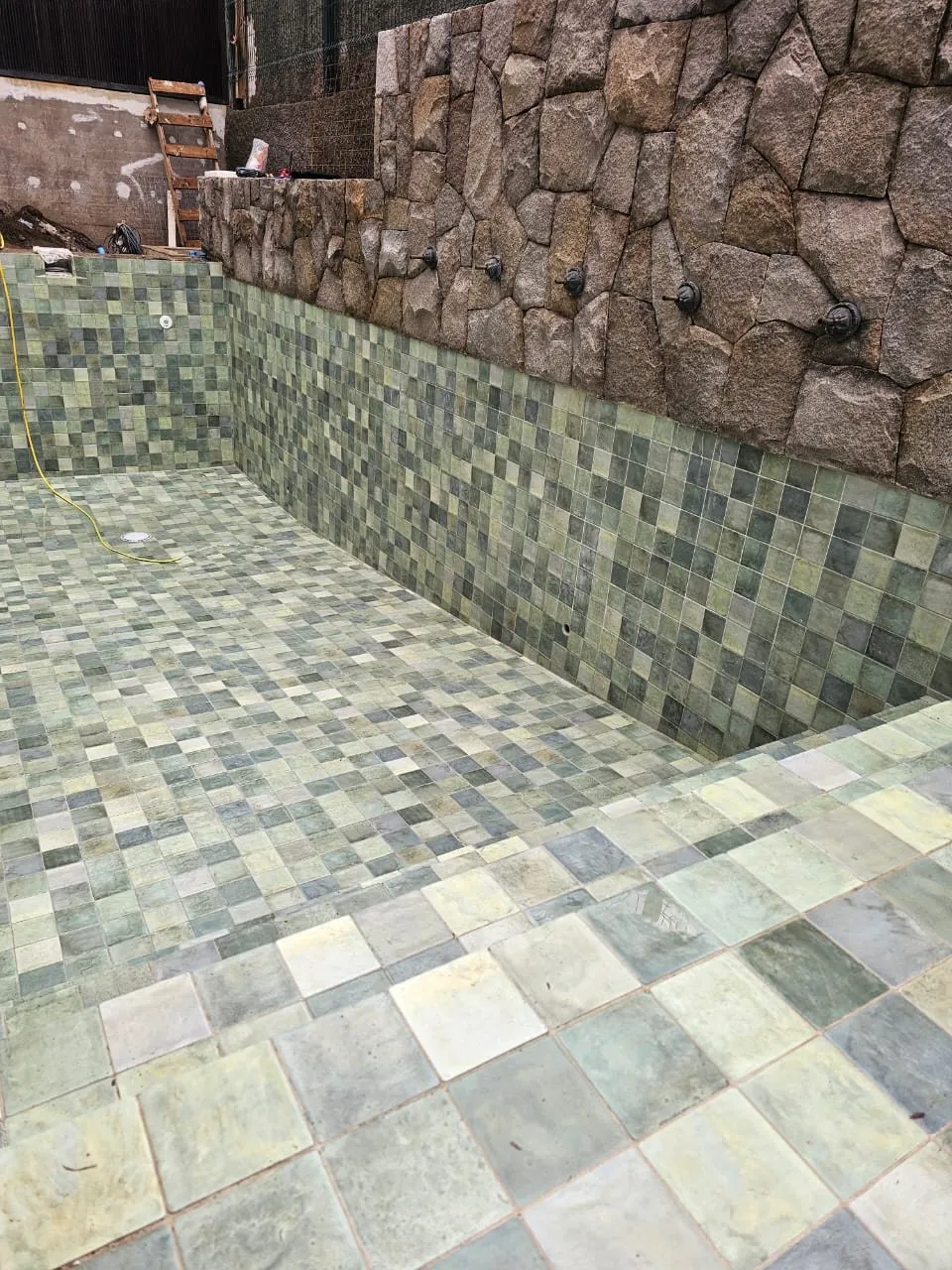 Instalación de revestimiento en piscina construida por Smart Piscinas
